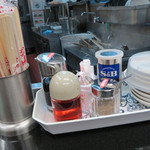 餃子の王将 - １階カウンター席からの調理はオープンキッチン