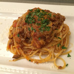 牛肉のラグーソースとモッツァレラチーズのトマト風味のスパゲッティ