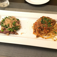 リストランテ ラ チャウ - 牛肉のラグーソースとモッツァレラチーズのトマト風味のスパゲッティ、ホタルイカと菜の花のリゾット