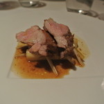 リストランテ カノフィーロ - ハンガリー産乳飲み仔羊のアロースト　ホワイトアスパラとタンポポ
      