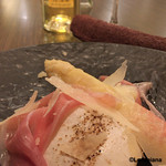 カーサ・デル・チーボ - ホワイトアスパラの太さと奥のおしぼりの太さを対比