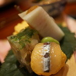 さ行 - 2016年4月_八寸（細魚の黄身酢合えの手鞠寿司、本日のお魚の煮こごり、からすみ大根、うまき）