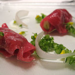 カンテサンス - 水ナスを生ハムと牛肉でくるんだお料理