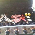 Outrigger Beachside BBQ - バーベキューを焼いているところ