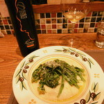 ラ ピニャータ - 絶品煮込み乾燥そら豆と蒸し野菜、白ボトル16･3