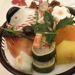 子持ちワカメの蕪巻・うにしんじょう・鯛の昆布〆錦糸卵と桜の葉巻・鰆の西京焼き・イクラ花・白和え・だし巻・いなり寿司・さつまいも等々