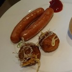 Emporium Suites by Chatrium - ソーセージとたこ焼き