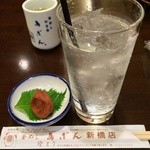 鳥ぎん - 梅干入り焼酎ソーダ割り