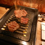 立喰い焼肉　おやびん - 美味しそうに焼き上がった牛タン・三角バラ・ミスジ