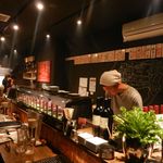 立喰い焼肉　おやびん - とても雰囲気の良い店内です