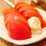 杉田もつ肉店 - そろそろトマトが美味しくなってきました。冷やしトマトでウーロンハイ。うー、たまらん！