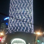 DIN TAI FUNG - この派手なビルの２Fに店はあります！