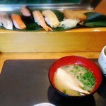 Suehiro - Bランチ(850円)。葉っぱのお皿に次々とにぎり寿司が敷き詰められていきます(笑)