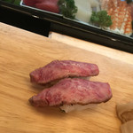 寿司一 - 脂ののった A5飛騨牛の握りは甘みのある旨味が最高〜☆