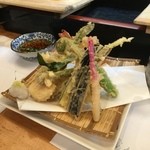 寿司一 - 天盛り
      海老2、鰯、旬の山菜（たらの芽含 他）