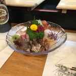 寿司一 - 刺し盛り
      鮪赤身、天然（黒鯛、鮃、）カンパチ、みる貝、生桜海老、とり貝、蛍烏賊