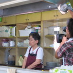 Yoshida Okonomiyaki - おばちゃん　最初は借りてきた猫