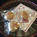Hoteruambiashoufuukaku - お部屋にあったお菓子。
      
      葛粉を使ったようなプニプニの中に餡子が入ってます！もちろんホテルの売店で買えますよ！