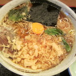 そば処 美幌 - 温かいたぬき蕎麦と卵黄に別盛りの天ぷら類を投入