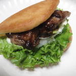 オレンジベーカリー - チキンが食べ応えあり