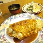 キッチン・カワイ - チキンオムライス 赤だし サラダ付き 700円