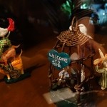 さらの木 - （2016/2月）夕食のテーブルから見た庭の飾り