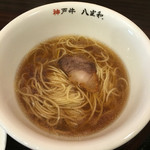 神戸牛らーめん　八坐和 - 牛骨ラーメンっぽい見た目