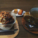 杏 - キャラメルとあんこのパフェ、生姜湯