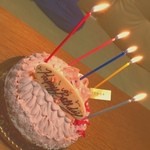 アンテノール - サクラクリームのパイ。息子と様嫁が誕生日を祝ってくれました…(^-^) 何層にもなったパイは手が込んでますが下層が甘過ぎるかな。ハッピーバースデーもどうな年齢ですが、家族から祝われると嬉しいもんです＼(^o^)／