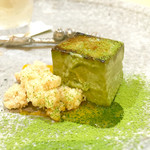 トゥ・ラ・ジョア - 西尾の抹茶のブリュレ クランブル マンゴーのソース