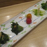 小料理 すず乃 - 春の山菜のおひたし（しどけ、うるい、小松菜の花、かたくり、ミニトマト）