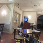 The Stonehouse Grille - 木調の内装、奥には暖炉もありました。