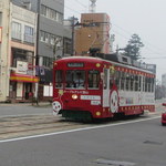 BAR COMEDOR UNiCO - ウニコ外観と市電。このお店には赤い電車が似合います。