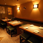 串タロー - 店内奥はテーブル席