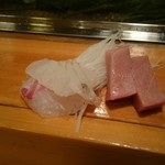 浅野寿司 - 刺身は少しずつ切りながら