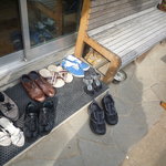 ウナ・カメラ・リーベラ - 何と！靴を脱いで入るんです！