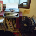 ウナ・カメラ・リーベラ - 窓側には古いタイプライターがあります☆