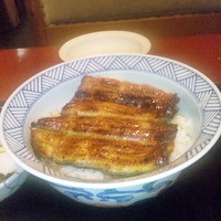 うなぎ割烹 大江戸 - 中入れ丼。ふたを開けると