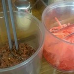 けん翔ラーメン - 卓上の辛子高菜＆紅ショウガ