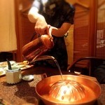 漢城 - 鍋はチャイナ服をきたお姉さんがすべて準備してくれます