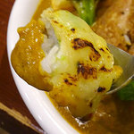 アプランティ - 3月〜4月の限定メニュー、
      森のバターとココナッツカレー930円＋揚げチキンのトッピング270円