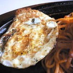 コーヒーハウス 三番館 - サニーサイドアップの目玉焼きに塩を振りかけ、裏返しにします。