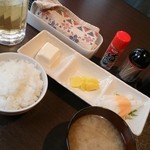 ハラペコ78恵比寿 - 定食のご飯と味噌汁、小鉢