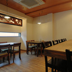 Tosa Binchoutan Yaki Onomi - スタイリッシュなカウンターと2組限定のテーブル席 