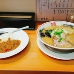 らーめん紫雲亭 - 2016/4  醤油ラーメンとハーフキーマカレー