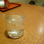 赤玉 本店 - なみなみの黒霧島ロック（\470）安っ！