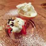モーネ - エスプレッソ風味のアイス　マスカルポーネクリームと苺