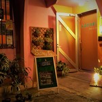 島バールsanufa - ピンクの建物が目印の外観