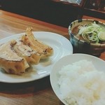 弥惣吉 - 餃子ともつ煮のフルセット