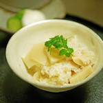 と村 - 樫原（かたぎはら）の筍ご飯、木の芽を散らして...